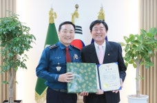 대한노인회 전북 군산시지회 이래범 지회장, 군산경찰서장 감사장 받아
