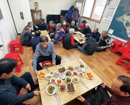 [2025 특별기획 경로당을 알자 ② 어촌 경로당] 어촌 휴식기만 경로당 열어… 주6일 식사