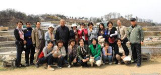 대한노인회 경북 영주시지회, 벚나무황토길 맨발걷기 행사 위한 직원 사전 답사