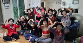 대한노인회 충북 청주시 상당서원구지회, 경로당서 카네이션 브로치 만들어