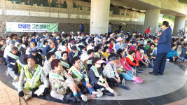 대한노인회 경기 안양시 만안구지회, 안양천변서 경로당 회장 등 환경정화 활동 실시