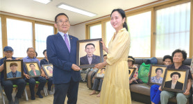 대한노인회 충북연합회, 새동네경로당 회원에 장수사진 액자 전달