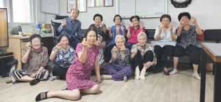 대한노인회 충북 충주시지회, 일하는 밥퍼 참여 경로당 방문해 격려하고 삼계닭 전달