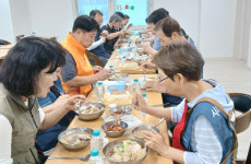 대한노인회 경기 고양시 덕양구지회 지축LH8단지경로당, 말복 맞아 홀몸어르신에 삼계탕 대접
