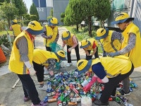 대한노인회 전북 익산시지회 소속 송학현대A봉사단 우리 따라서 주민들도 분리수거 잘해요