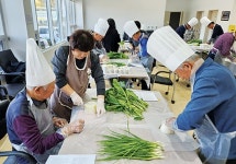경로당 남성 어르신들 음식 만들어 밥상 차려요