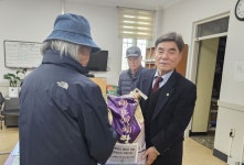 대한노인회 경기 안양시 동안구지회, 일일찻집 수익금으로 취약계층 어르신에게 물품 전달