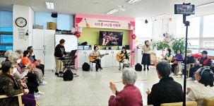 대한노인회 용인시 기흥구지회 소속 타오름낭송봉사단 나태주 시 들려주면 어르신들 눈이 반짝반짝