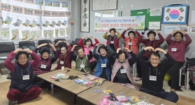 대한노인회 경북 김천시지회, 경로당서 숟가락 난타와 명찰만들기 등 프로그램 호응