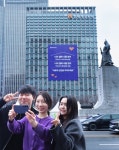 현대그린푸드현대해상강서사옥점 | 현대해상, 광화문 사옥 전면에 BTS 가사 활용 '안전 캠페인' 전개