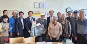 대한노인회 경기 김포시지회, 100세 맞은 경로당회장에 청려장·이불 전달
