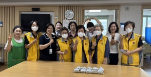 대한노인회 경기 군포시지회 꿈나무·모란봉사단, 손수만든 커피콩주머니를 요양원 전달