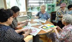 대한노인회 경기 안산시 상록구지회 고잔푸르지오7차경로당, 색칠공부로 시간가는줄 몰라