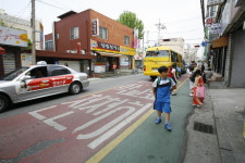 보행자 우선 교통체계 개편 위해 보행자우선도로 제도 보완 및 확충 필요