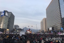 [탄핵인용] 문학계 환영하는 분위기, 오늘은 시민 의식 혁명의 날