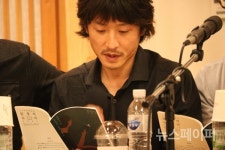 제이크 레빈의 시 낭송 중인 김경주 시인 [포토]
