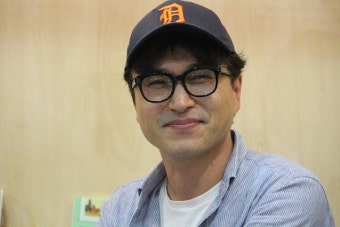 [포토] 2017 SIBF 마음산책 부스에서 사인회를 진행 중인 이기호 소설가