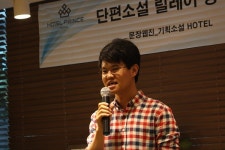 [포토] 단편소설 릴레이 낭독회에 소감을 말하는 문부일 작가