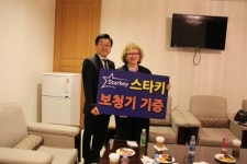 스타키그룹, 미국장애인협회 이사장 조이스 A. 벤더씨에게 보청기 기증