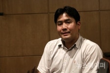 우리들의 웃픈 일상극, 연극 돼지사료
