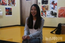 [포토] 연극 "망원동 브라더스" 윤희정 배우, 무대 위 인물을 보며 관객들이 자신과 비춰보기도 하는 것 같...