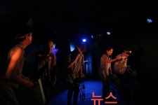 조지 오웰의 동물농장을 색다른 시선으로 바라본 연극 visus-동물농장 두 발은 나쁘고 네 발은 좋다