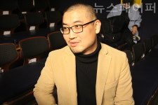 [연극人] 연극 공원 벤치가 견뎌야 하는 상실의 무게 의 신성우 극작가, 우리 사회는 하나의 공원 벤치