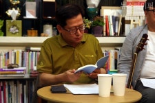 하재일 참여한 책방이듬 낭독회 성료, 시집 동네 한 바퀴의 작품에 대해 말해보는 시간