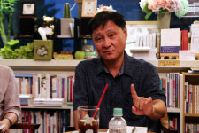 현장에 가까운 것이야말로 문학 정철훈 작가, 근대문학의 현장성 책방이듬에서 말해