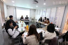 여행을 통해 시인들은 어떤 시를 쓰게 됐나? 김은지, 육호수 시인. 무중력지대 도봉에서 여행에서 주운 시 낭독회 열어