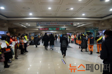 [포토] 귀경길 화재 조심하세요! 구로소방서 신도림역에서 화재 예방 캠페인 실시