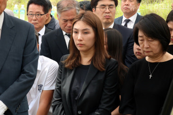 [포토] 고 김홍일 전 국회의원 이장식에 참여한 유족들