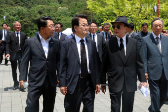 [포토] 정동영 민주평화당 당대표, 고 김홍일 전 국회의원 이장식 및 영결식 방문