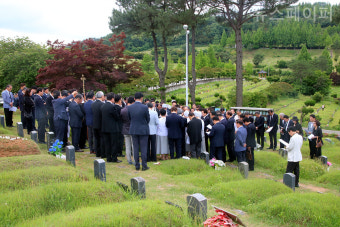 故 김홍일 전 국회의원, 국립5.18민주묘지에 안장돼 '하늘에서도 민주주의의 등불 되어주시길...'