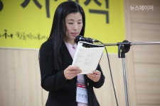 [포토] 5.18 문학상 시상식을 빛내주는 축하시 낭송