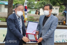 시에그린 한국시화박물관 개관식. 상장 및 감사패 증정