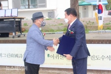 시에그린 한국시화박물관 개관식. 상장 및 감사패 증정
