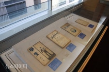 [포토] 문학과 지성, 창작과 비평 창간호 확인