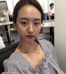 그냥 사랑하는 사이 원진아. 가녀린 쇄골 라인…동그란 안경 쓰고 귀여워