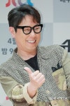 [포토] 윤종신, 장난꾸러기 같은 따봉 (JTBC 슈퍼밴드 제작발표회)