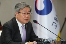 이재갑 고용부 장관, 노동조합의 폭력과 점거 행위…정당화될 수 없다