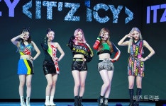 아이씨아이 커피(cafe ici) | ITZY(있지), 무더위 한 번에 날릴 써머송 'ICY' 아이씨~ 난 괜찮아~