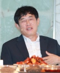 [포토] 이경규, 허니 마라 치킨도 있어요~ (이경규 돈치킨)