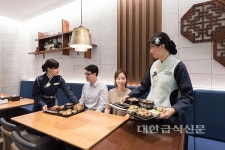 풀무원 이씨엠디, 한복 유니폼 휴게소 도입