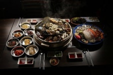 가로수길 맛집 신사역 부함식당&만원횟집, 조개전골·부대찌개로 직장인회식장소 애용