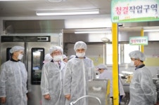 고운초등학교 급식시설 위생관리 살펴보는 류영진 식약처장