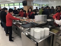 충남도, 구내식당서 딸기 판촉행사 열어