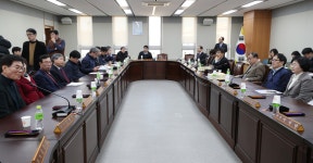 ‘최저임금 산입 논란’, 민노총 노사정 참여로 새 국면 맞나