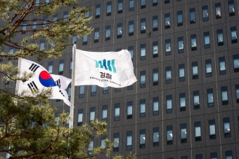 ‘수사기록 유출’ 현직검사 2명 구속영장 기각