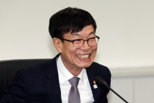 상생안 들고 나온 가맹업계와 만난 김상조  “부담 갖지 마시라”